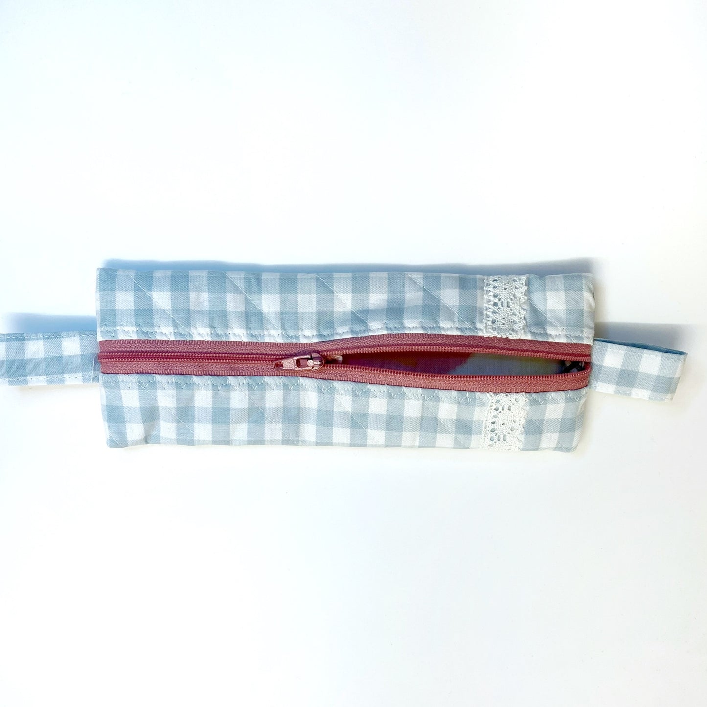Etui Fiorellina Vichy wolkenblau/weiss mit Spitze