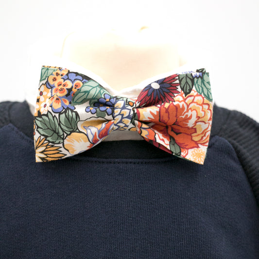 Kinderfliege, gebunden, Pfingstrosen in Orangetönen