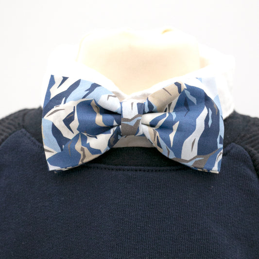 Kinderfliege, gebunden, Berggipfel grafisch in Blautöne