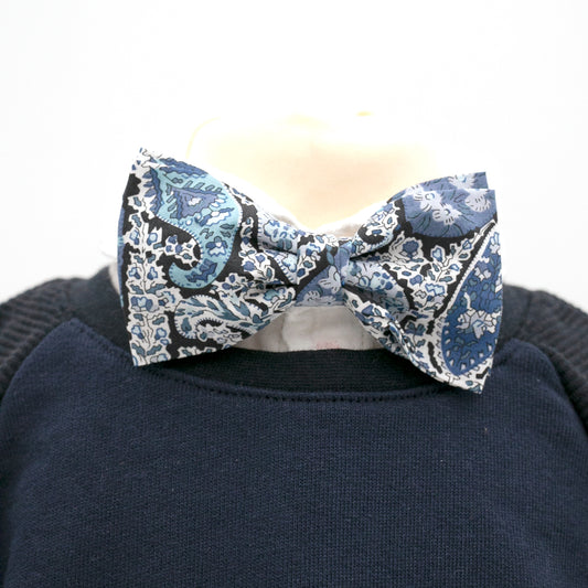 Kinderfliege, gebunden, Paisleymuster in Blautönen