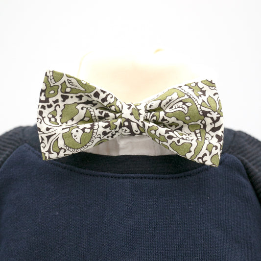 Kinderfliege, gebunden, grüne BlÄtter mit schwarz