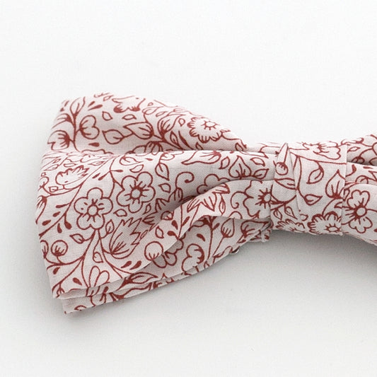 Kinderfliege, gebunden, dezentes Blumenmuster Bordeaux auf weissem Hintergrund