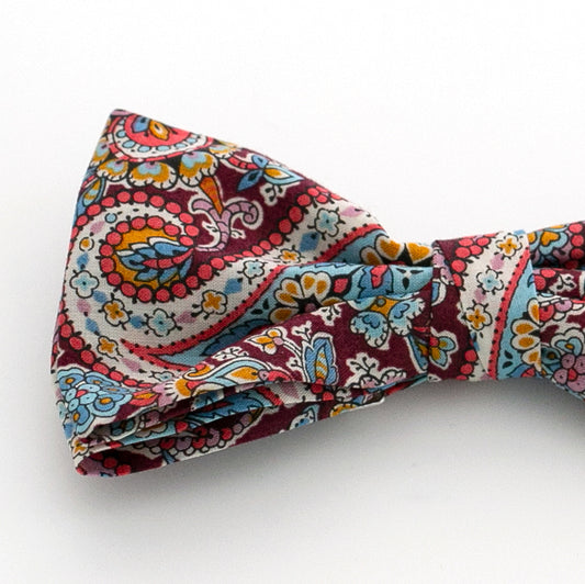 Kinderfliege, gebunden, Paisleymuster auf Bordeaux Hintergrund