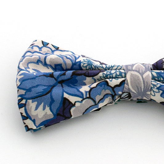 Kinderfliege, gebunden, Pfingstrosen in Blautönen