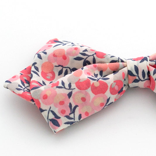 Herrenfliege gebunden mit "Diamond Tip" Früchte pink auf weissem Hintergrund