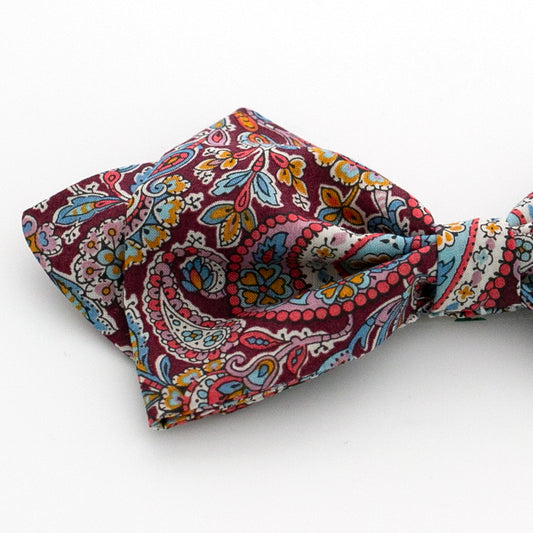 Herrenfliege gebunden mit "Diamond Tip" Paisley-Muster auf Bordeaux Hintergrund