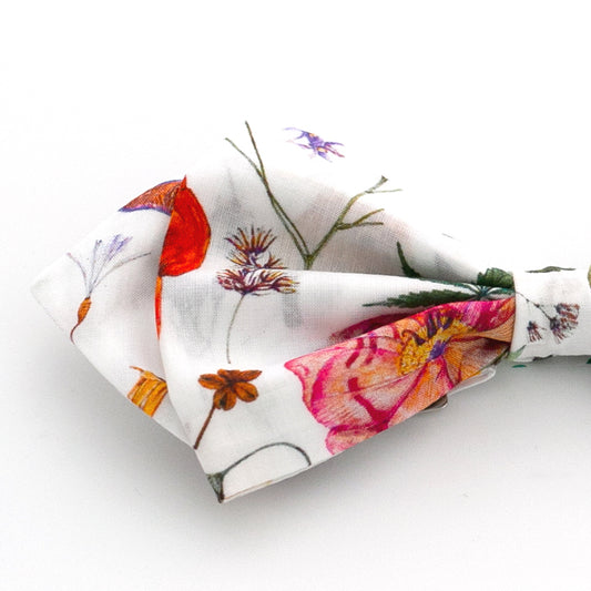 Herrenfliege gebunden mit "Diamond Tip" Blumen, gross auf weissem Hintergrund