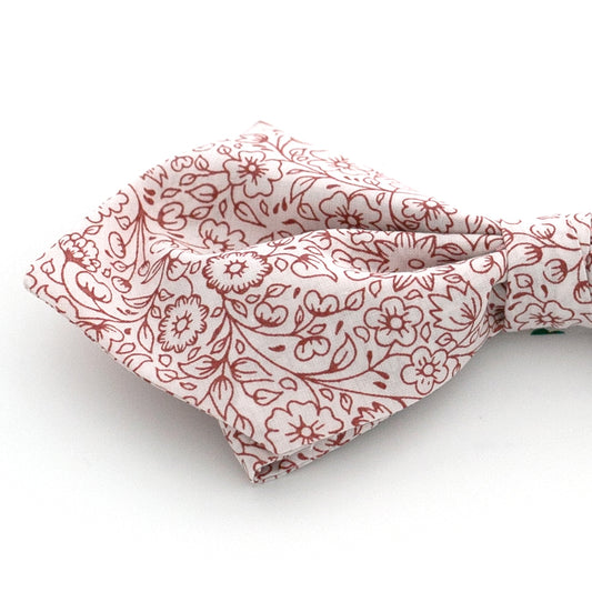 Herrenfliege gebunden mit "Diamond Tip" feine Blumen Bordeaux auf weissem Hintergrund