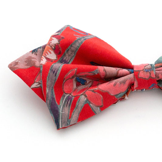 Herrenfliege gebunden mit "Diamond Tip" Blumen und Vögel auf rotem Hintergrund