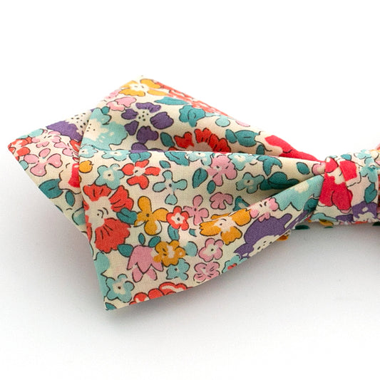 Herrenfliege gebunden mit "Diamond Tip" Retro-Blumen klein in Pastellfarben auf ecru Hintergrund