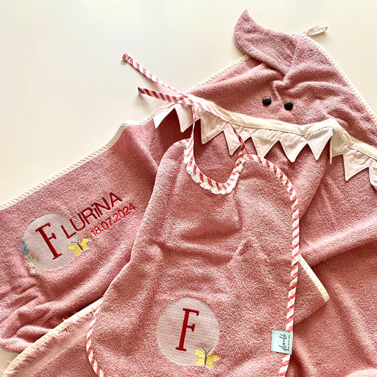 Personalisiertes Set Kapuzen-Badetuch für Babys (Haifisch, Hase, Schaf) + Esslätzchen